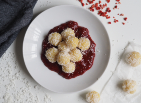 Jogurtové knedlíčky s kokosem a omáčkou z lesních plodů
