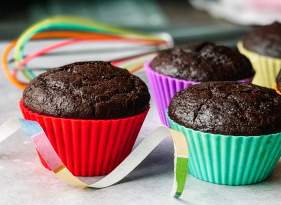 Bezlepkové kakaové muffiny s řeckým jogurtem a kousky čokolády