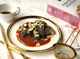 Bezlepkové jogurtové nočky s mákem, švestkovou omáčkou a marcipánovou posypkou