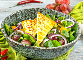 Salát s opečeným sýrem Halloumi, konopnou vlákninou a křupavými dýňovými semínky