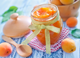 Meruňkový džem s mandlemi a skořicí