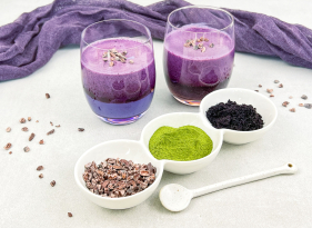 Smoothie koktejl s Acai práškem a drcenými kakaovými boby