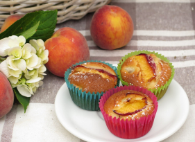 Mandlové muffiny s broskvemi