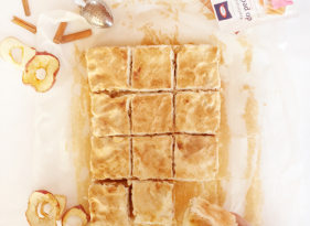 Jablečná buchta se skořicí a šlehačkou
