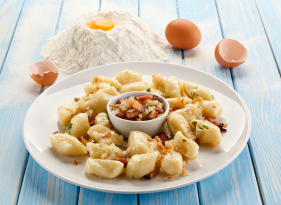 Bramborové knedlíky s vejci a slaninou