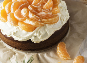Kakaový dort se smetanovým krémem a mandarinkami