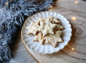 Skořicové bezlepkové hvězdičky se sněhovou polevou