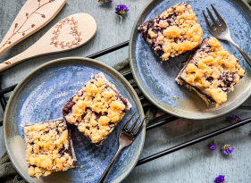 Bezlepkový koláč z jogurtového těsta s makovou náplní a drobenkou