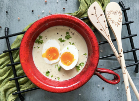 Smetanová bylinková polévka bez lepku s vejcem