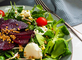 Salát s řepou, čerstvým sýrem a naklíčenými semínky